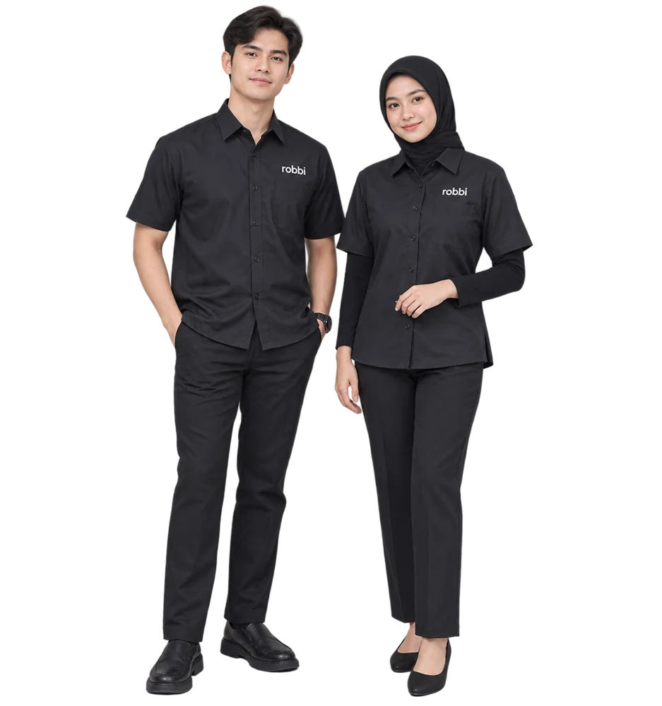 Model pria dan wanita memakai kemeja seragam hitam dengan logo di saku